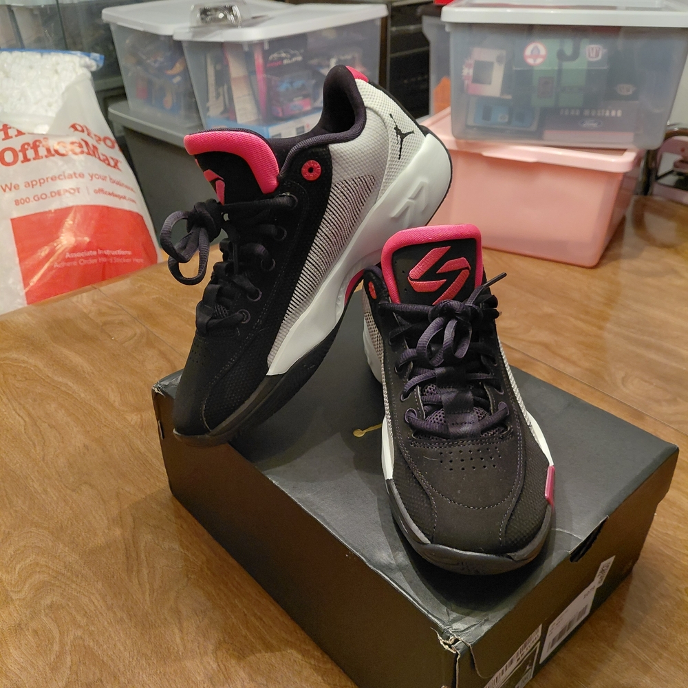 NEW Jordan Low-Top Sneakers in Black, White & Pink - Picture 2 of 8